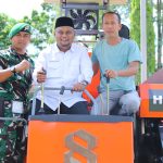 Wabup Syamsurizal Serahkan Dua Unit Mesin Panen Padi Dorong Produktivitas Petani Siak